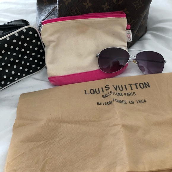 ๐ณ3 pc BUNDLE:  1 MAKEUP BAG, 1 pair SUNGLASSES & dust bag ๐ณ - Picture 6 of 6
